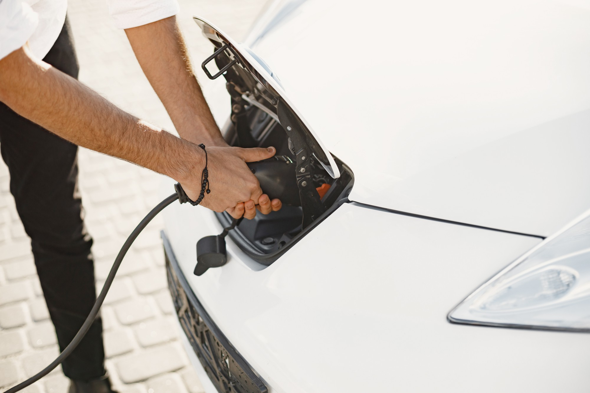 Voiture électrique - installation borne de recharge électrique dans un appartement loué © Prostooleh - freepik